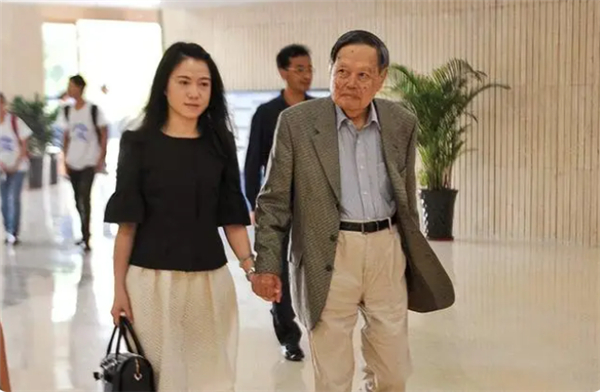 近来杨振宁和翁帆关系怎样,杨振宁和翁帆现在过得怎样