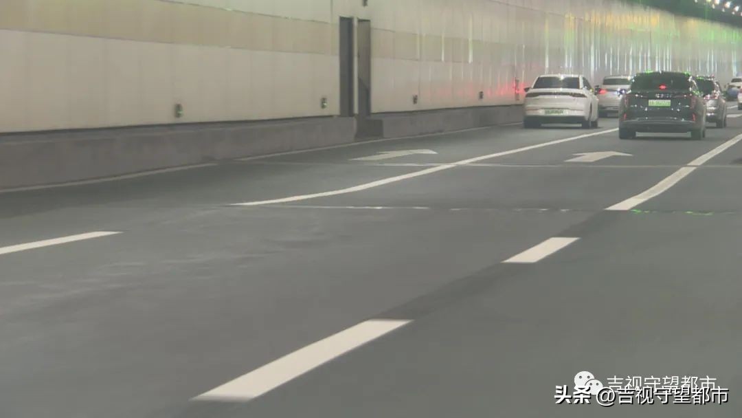 隧道内一边虚线一边实线怎么变道,隧道内实线两侧有虚线变道