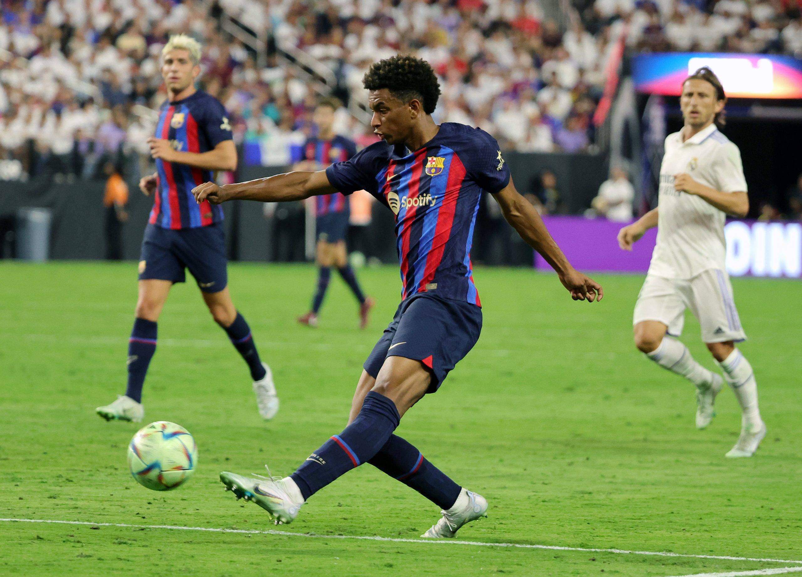 巴萨今夏首签敲定天才中卫,巴萨宣布前锋3000万欧签约5年