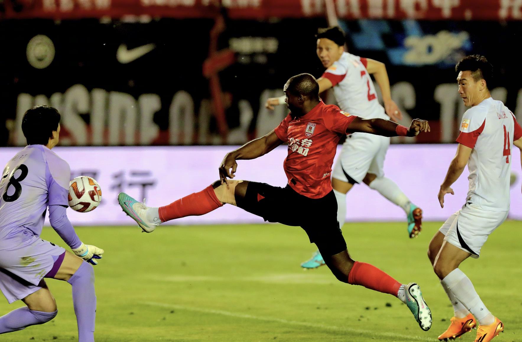 半场战报长春亚泰0-0上海海港,上海海港5-2长春亚泰评论