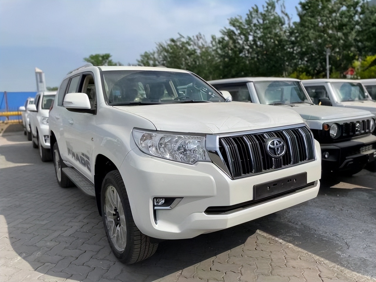 2017款丰田霸道4000中东版五座,中东版11年丰田霸道4000中网三色条