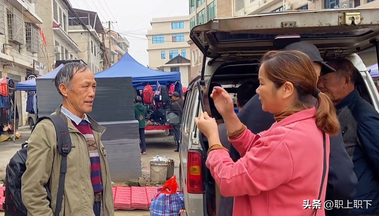 湖南邵阳夫妇在乡场镇给老人拍照月入过万,农村创业有五个风口