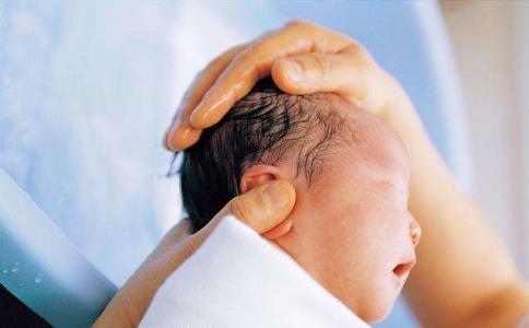 未满月的新生儿头发少还掉头发,宝宝头发稀少剃头发可以改善吗