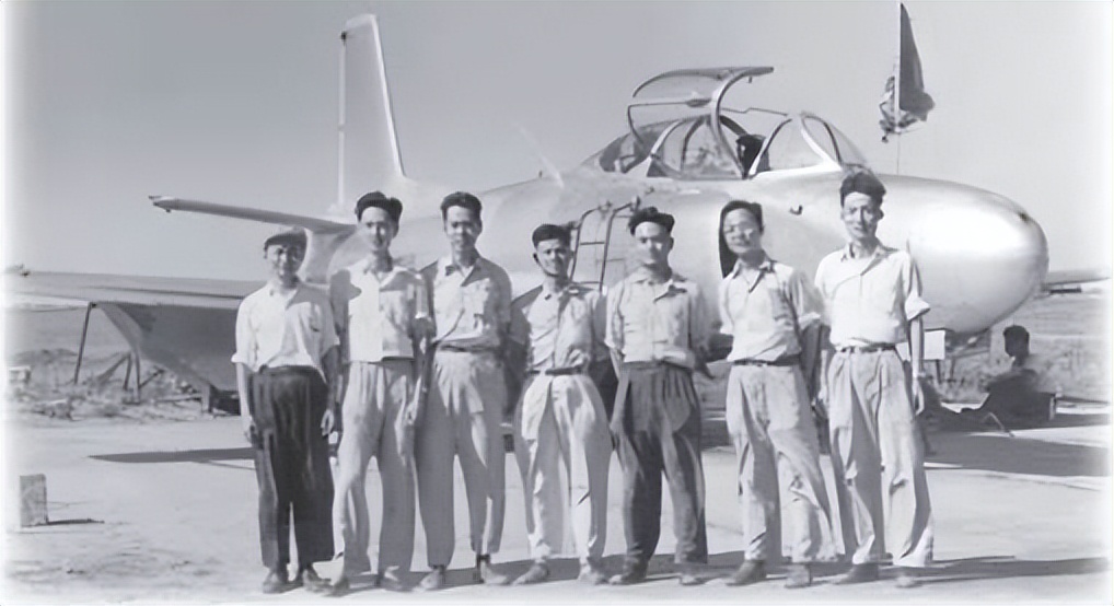 我国第一架自行设计的飞机型号,我国自行制造的第一架喷气式飞机