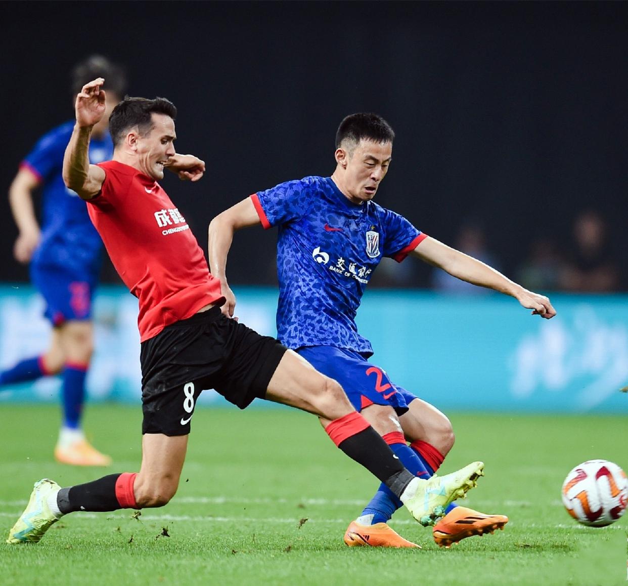 中超再次上演全武行，裁判成冲突导演，越保越乱，高洪波难辞其咎