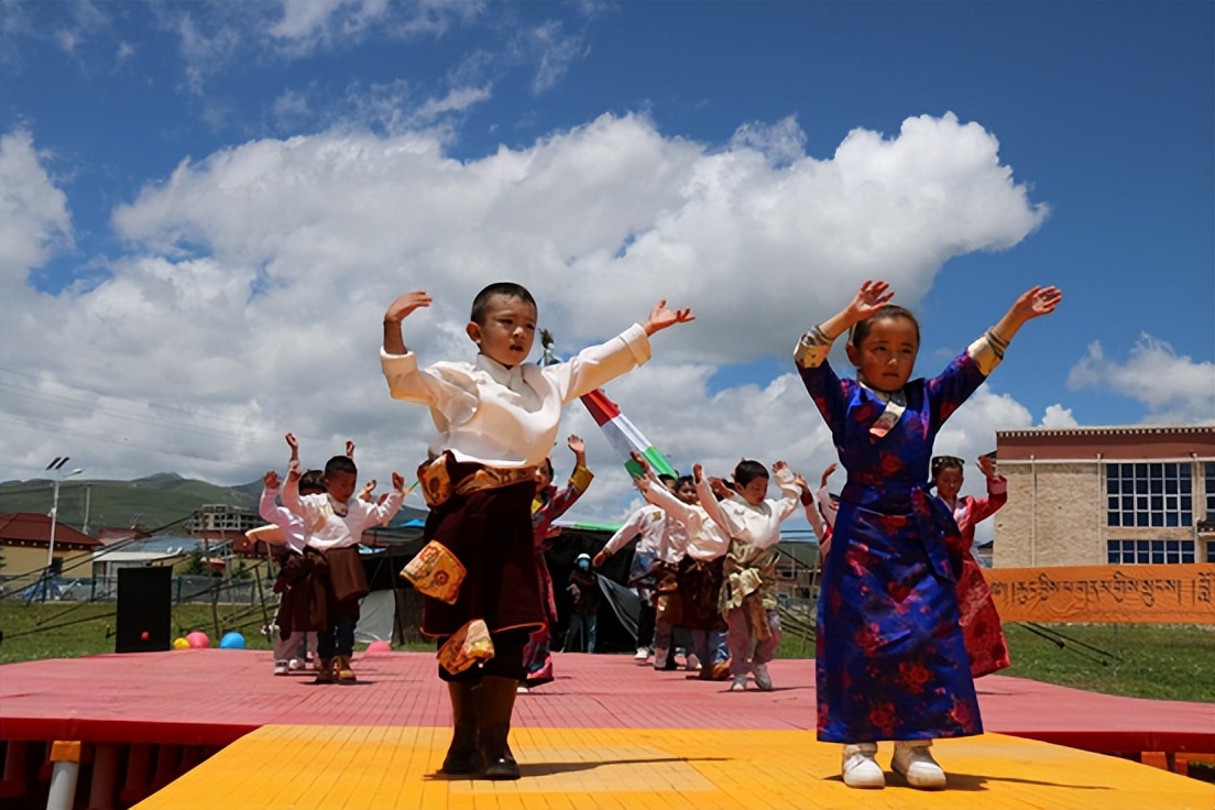 幼儿园表演大三班童心向党,玛曲县幼儿园毕业典礼