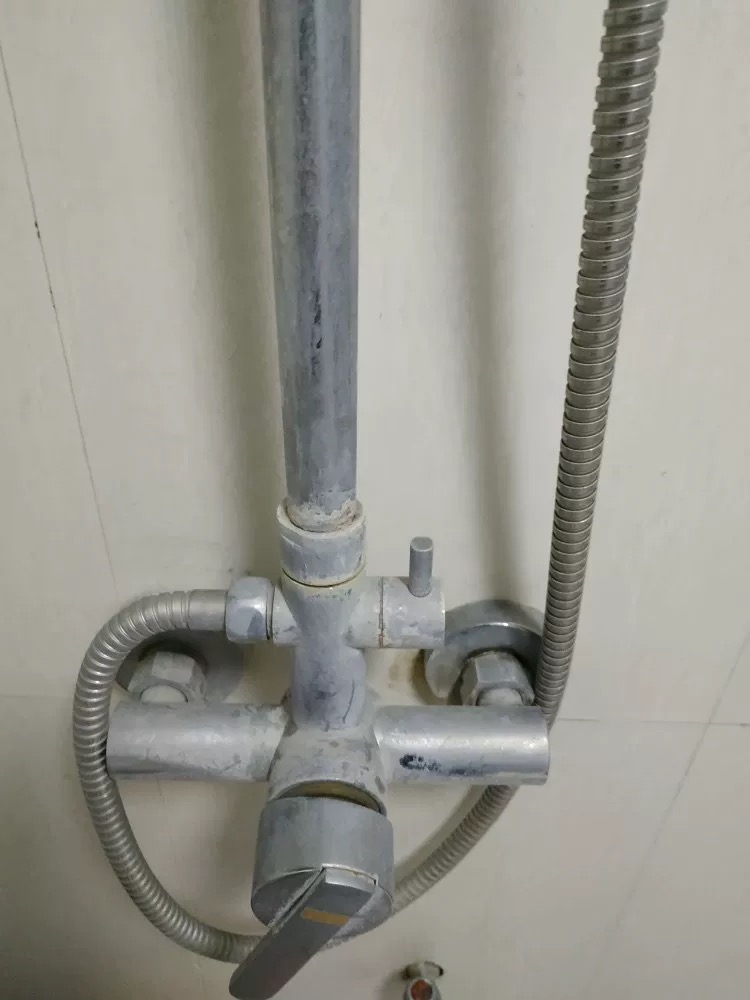 卫生间清洁攻略霉斑水垢异味,地面水垢清洁小妙招卫生间