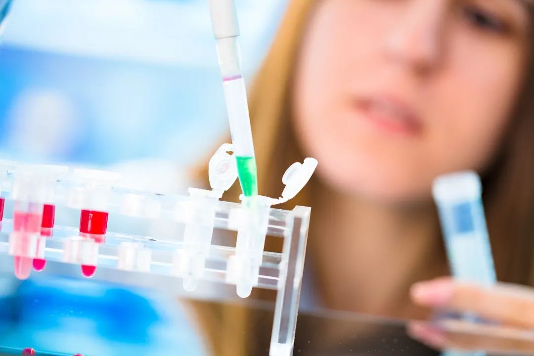 阳了发烧过后胸闷气短怎么回事,发烧胸闷气短有红痰是心肌炎吗