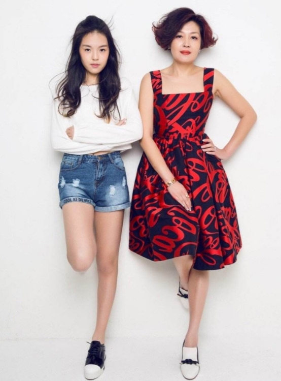 李咏妻子哈文家庭背景显赫,李咏去世后他的妻子哈文怎么样了