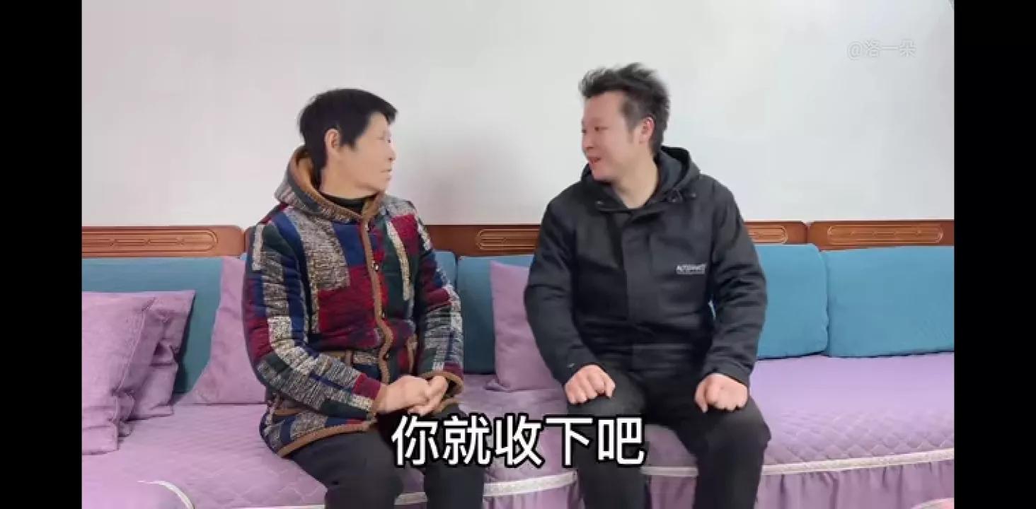 子奇送包哄朵妈开心,没想接二连三闹笑话,子奇转身就往外跑。