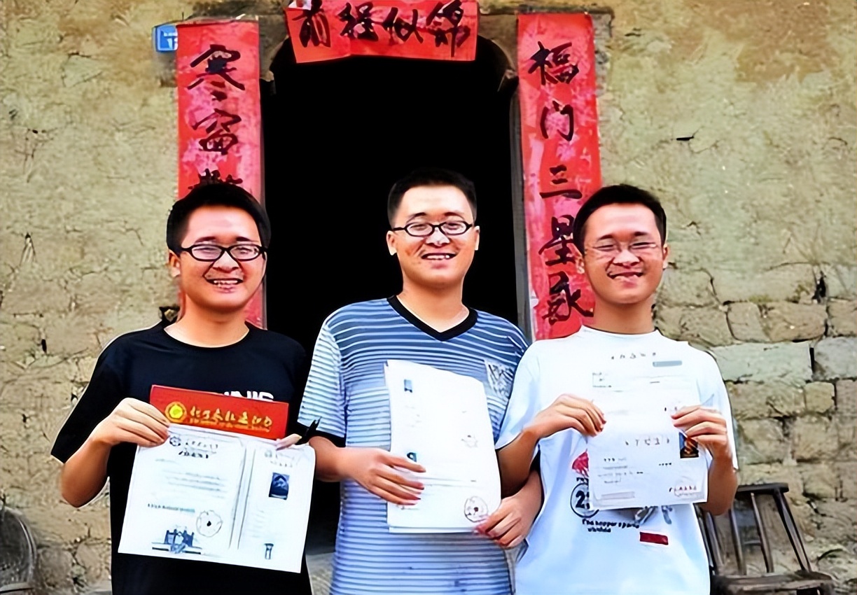 33岁高考状元毕业9年在农村啃老,当年高考状元蜗居家中9年