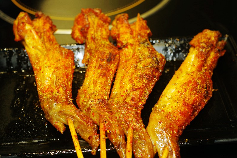 烤鱼籽烤鱼泡初体验不淡定，厦门火车站初九烧烤，撸串喝酒好实在