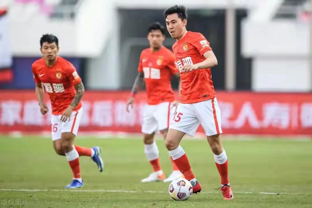 困境中广州队顽强拼搏,困境中的广州队