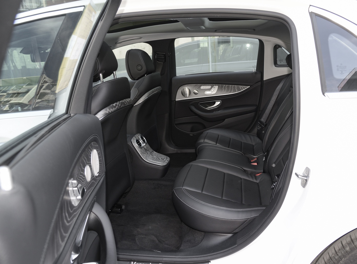 新款奔驰e300l豪华款测评,奔驰e300l是买豪华还是运动豪华