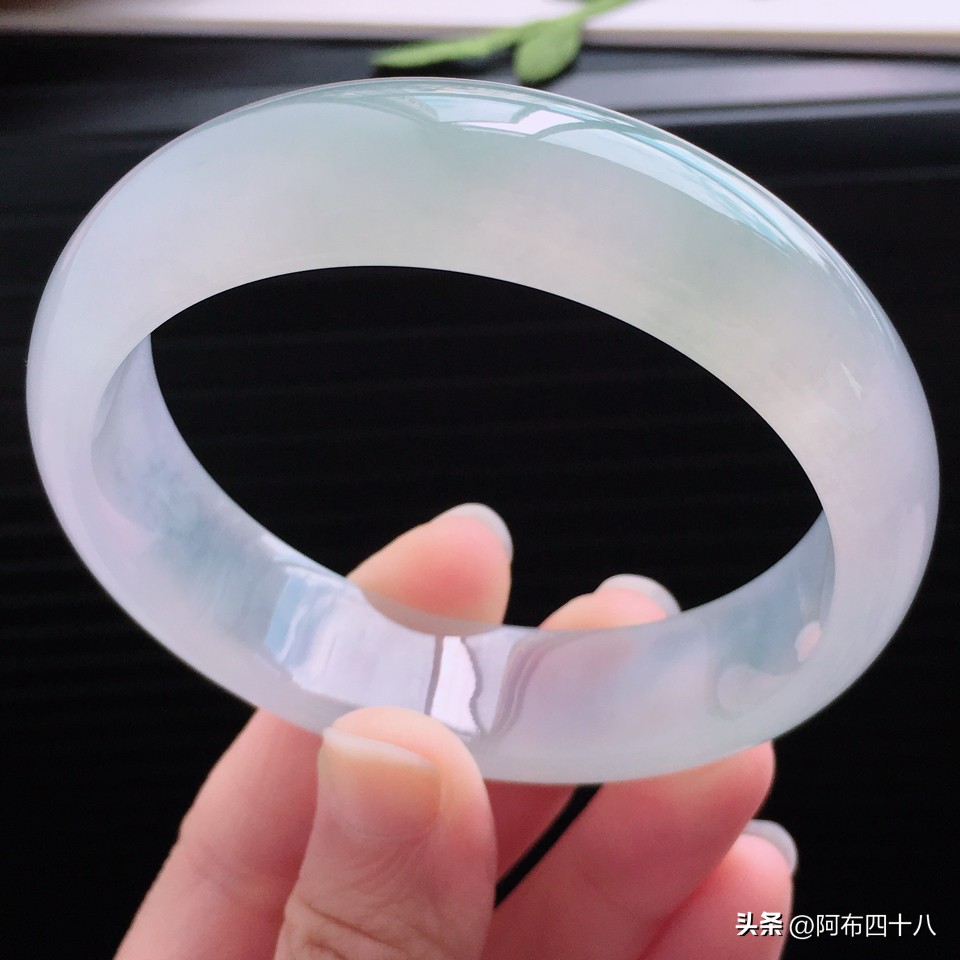 翡翠冰淡春彩,天然翡翠冰种飘绿如意