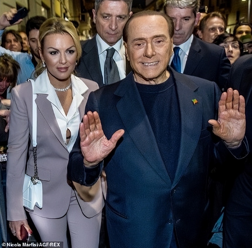 85岁意大利前总理：丑闻缠身专搞“爷孙恋”，三婚娶32岁金发女友