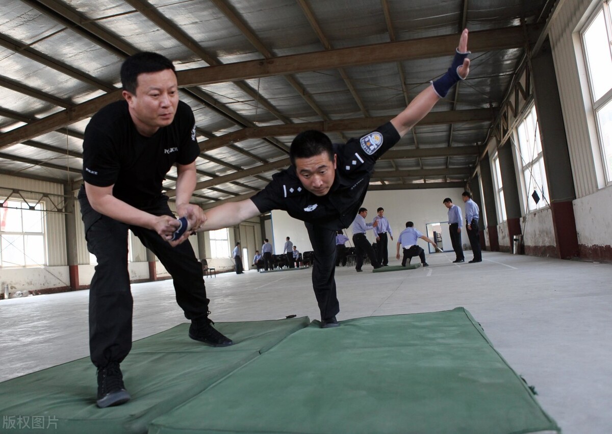 狱警公务员封闭上班,狱警在公务员里是好岗位吗