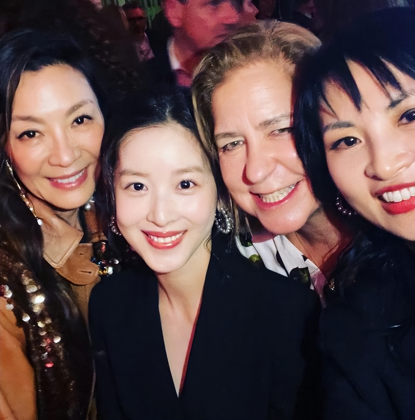 章泽天挺着孕肚登上杂志封面,章泽天罕见现身戛纳晚宴