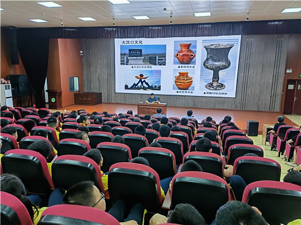 泰山冯玉祥小学“孔子学堂”开讲首堂课师生学习传承泰山文化