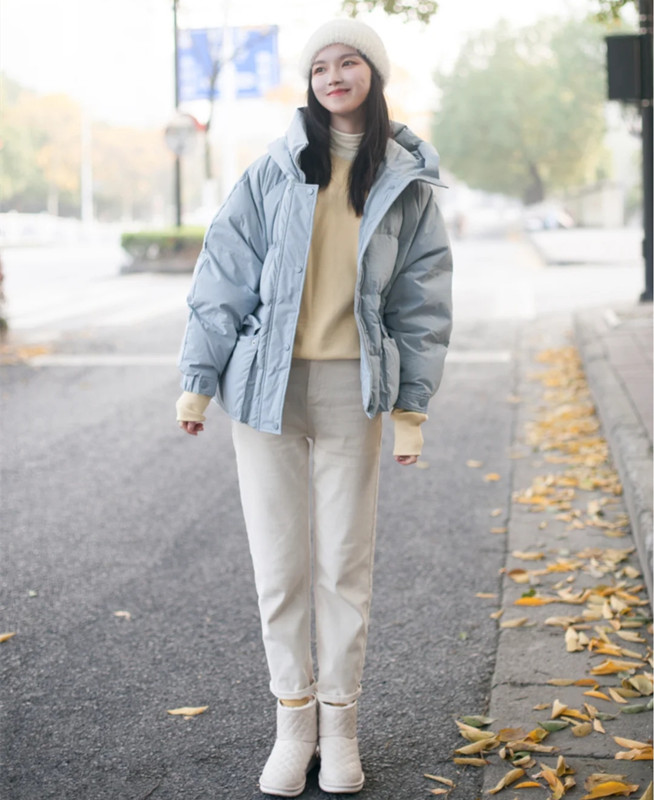 羽绒服不一定非要穿黑色,今冬流行这4件“减龄色”,穿上年轻5岁