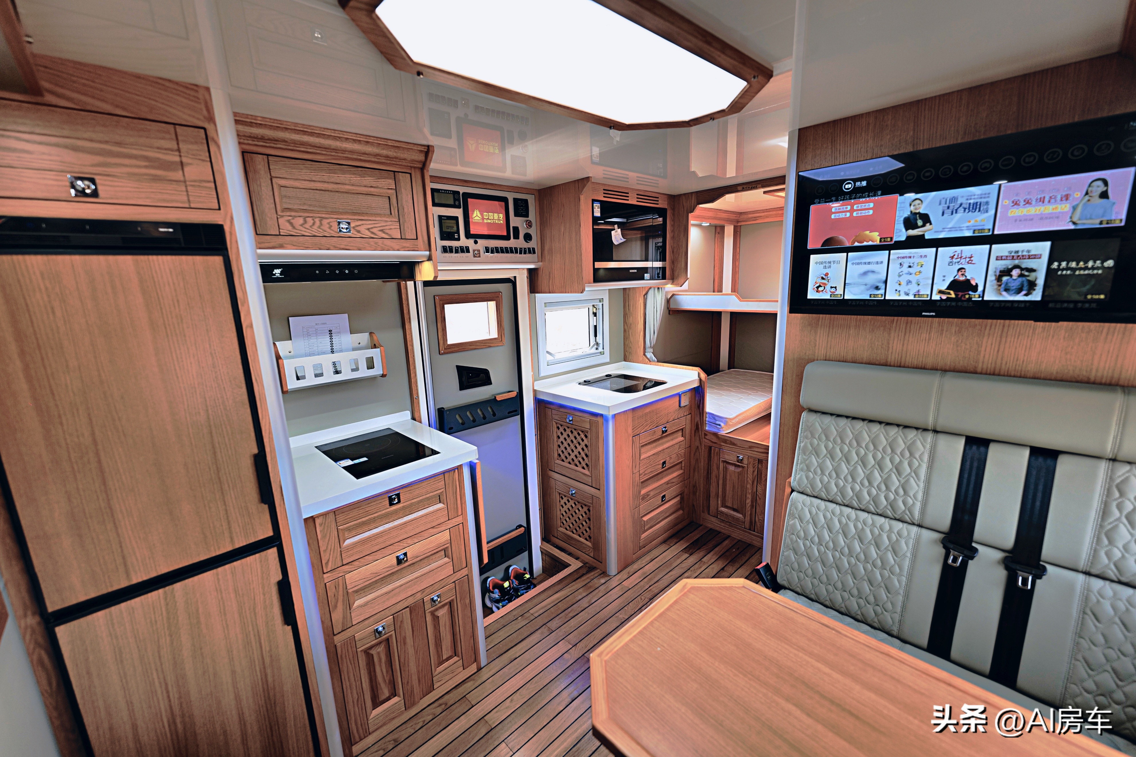 新重汽豪沃4x4越野房车自驾视频,重汽无疆4x4四驱越野房车氮气减震