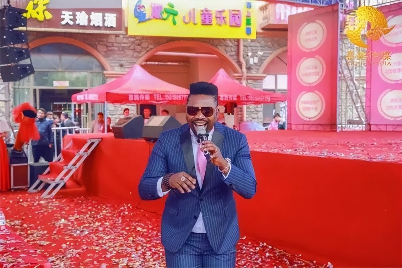 黑人歌手好弟近况：走红后迎娶中国姑娘，今36岁仍未取得中国绿卡