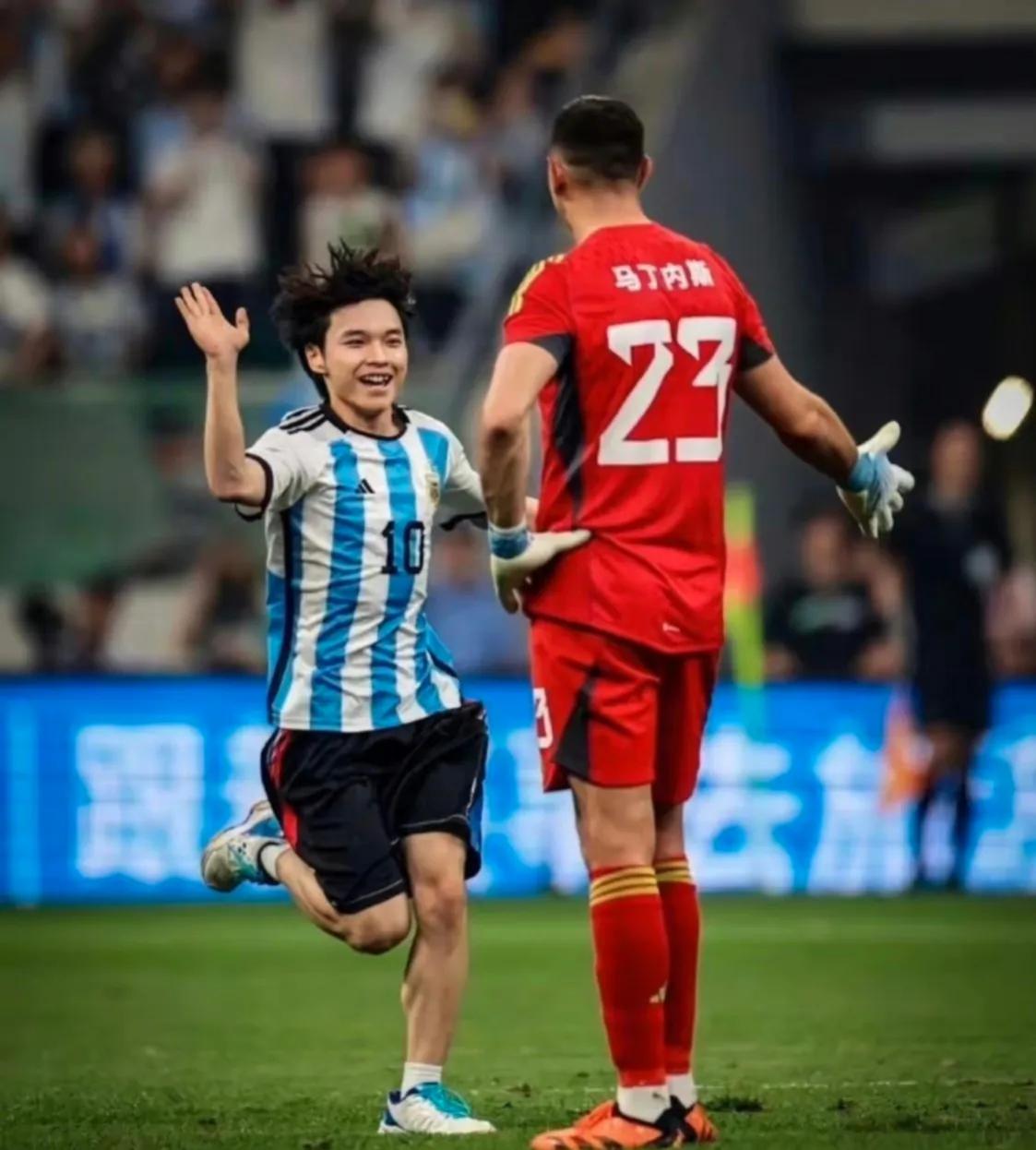 拥抱梅西球迷后续采访,拥抱梅西的球迷发声