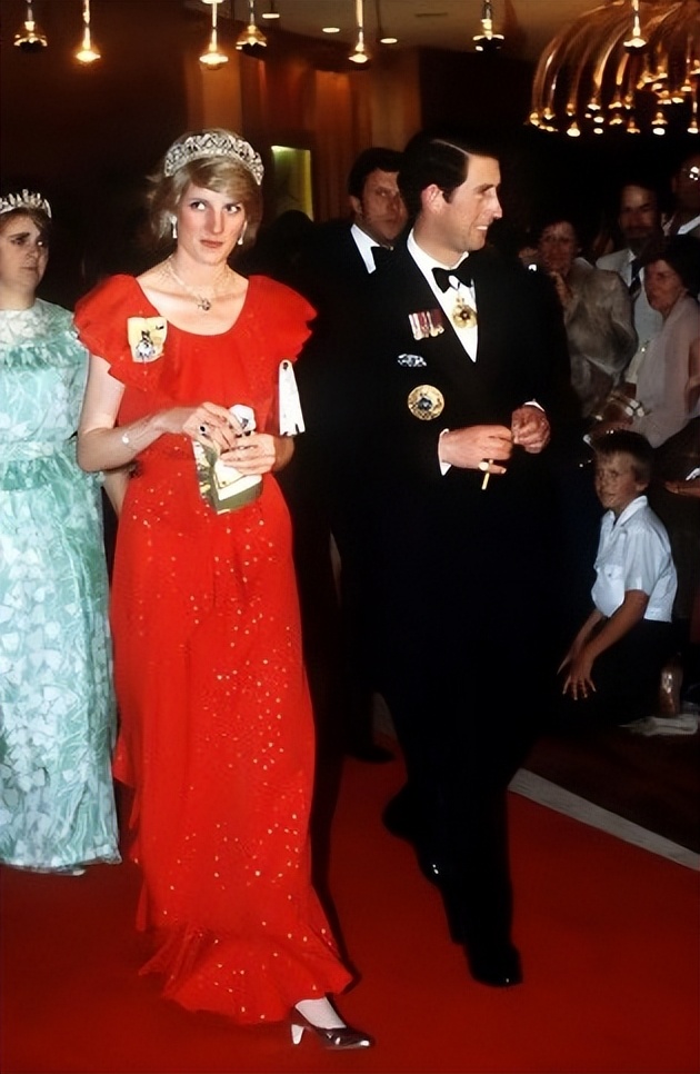 戴安娜离婚时候威廉多大,戴安娜离婚后还保留王妃头衔吗