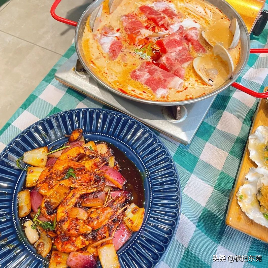 南城县夜宵排档一条街,附近大排档生蚝99元100只