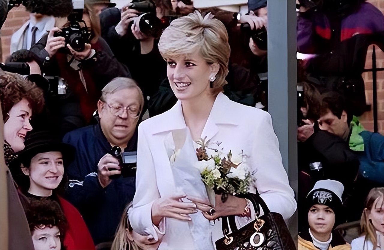 戴安娜查尔斯96年离婚,戴安娜离婚一年后的生活