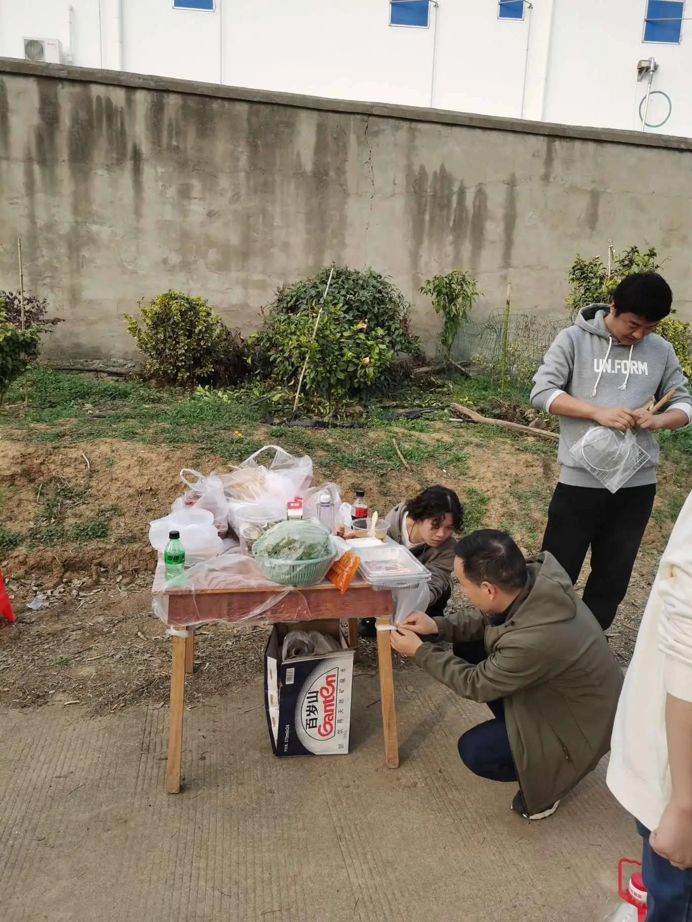 重温生木取火的乐趣，云梦农发行开展“三.八“趣味烧烤活动