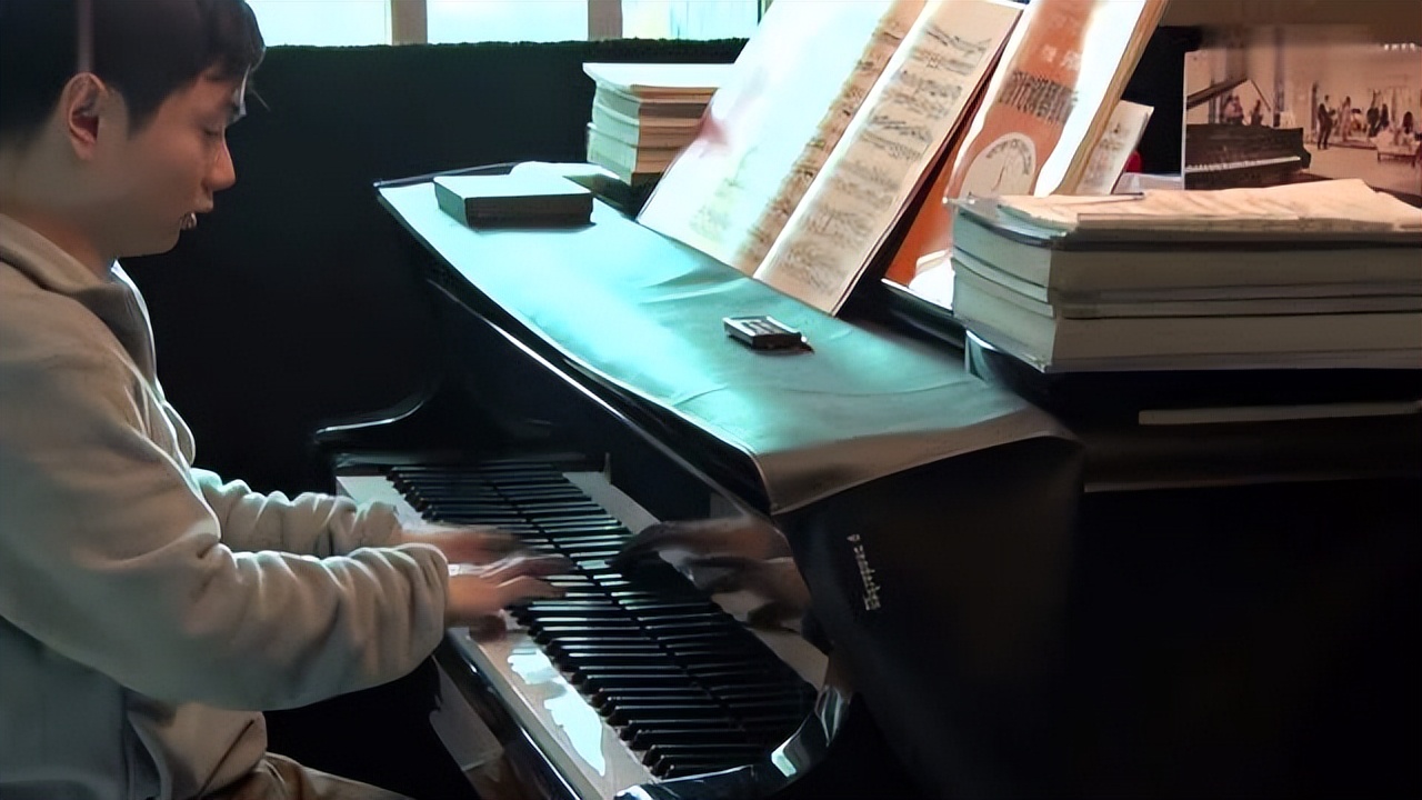 与郎朗齐名的中国钢琴手,和郎朗齐名的钢琴家