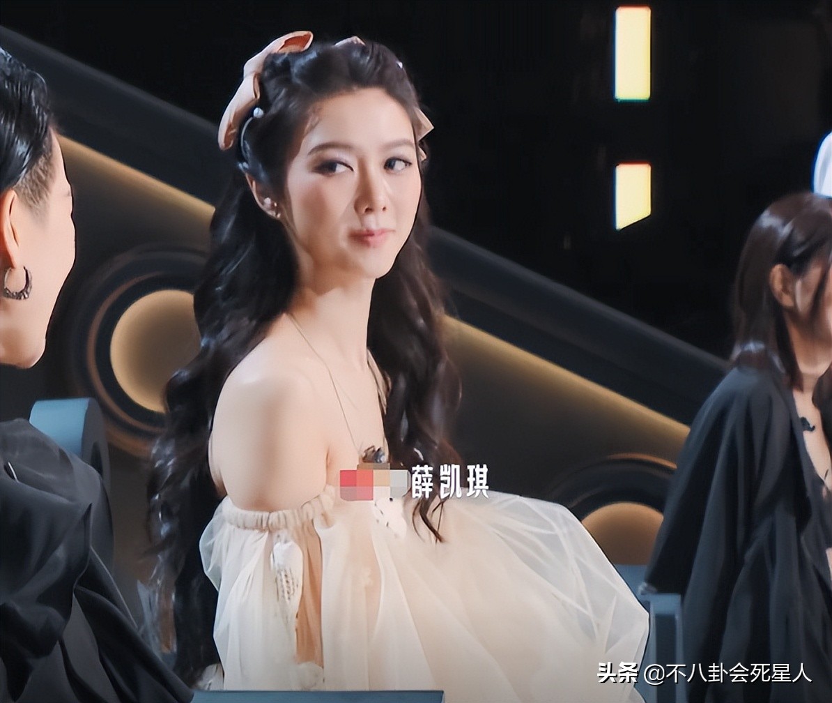 ​黑丝、高开叉、辣妹短裙，《浪姐3》舞台首秀，30个女明星杀疯了