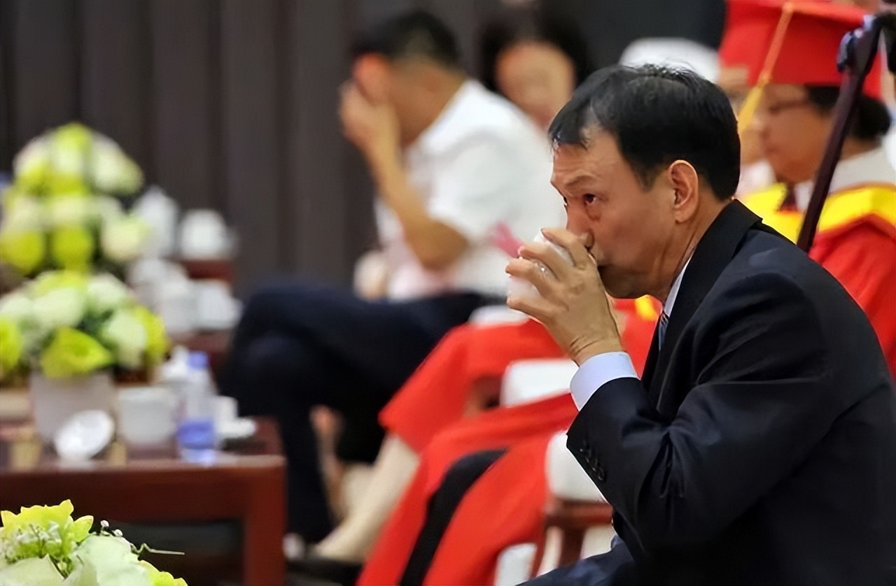 他小学没毕业，花10亿把“打工皇帝”招至麾下，600亿身价还*税逃**