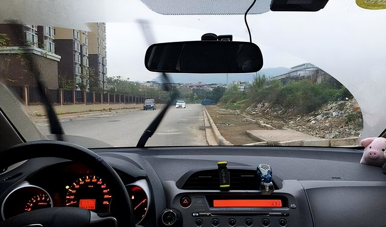 车窗起雾时应该如何正确除雾,车窗起雾解决方法开暖气