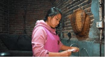 小学辍学没颜值的农村主妇，却被央视表扬，粉丝千万，到底凭啥？