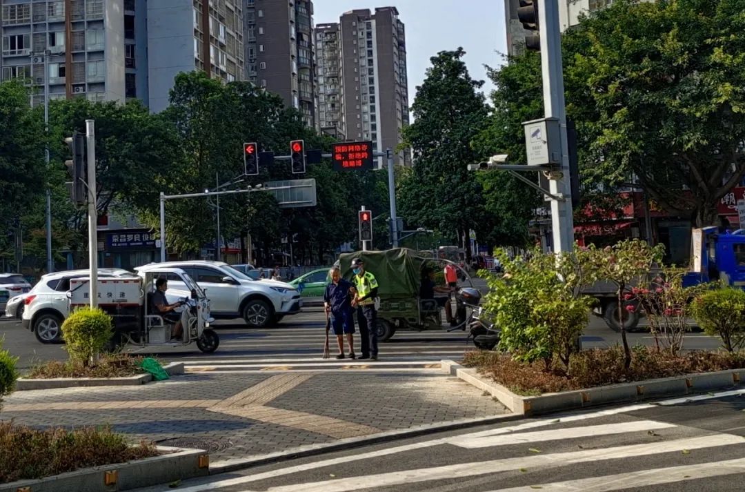 重庆渝警骁骑宣传片,渝警骁骑变身暖心代驾护送就医