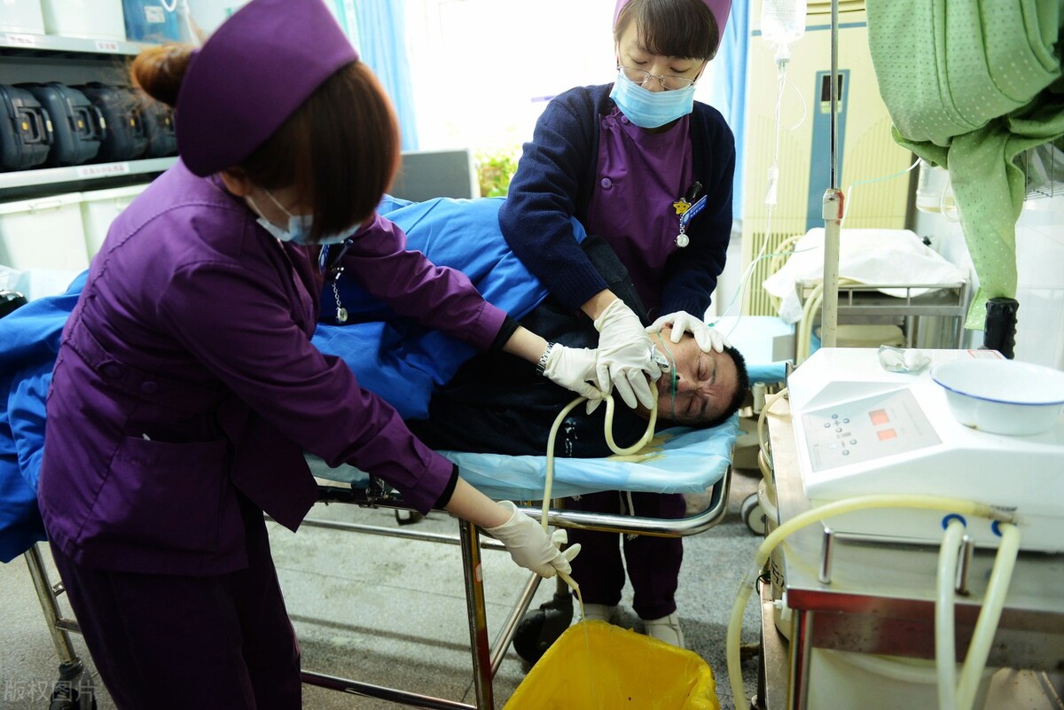 高锰酸钾，用好了可以消毒杀菌，用不好会灼伤腐蚀皮肤
