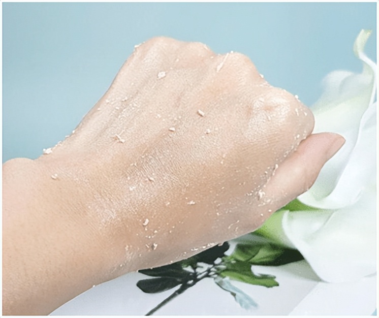 手又黑又丑什么办法能变白,怎么样才能让你的手变白白的