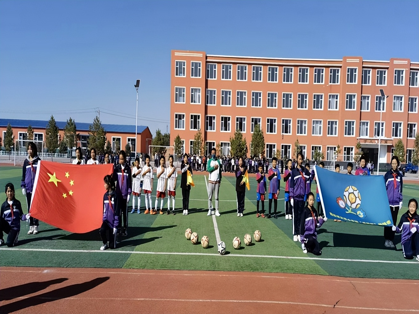 喜迎二十大共筑足球梦图片,喜迎二十大逐梦绿茵场