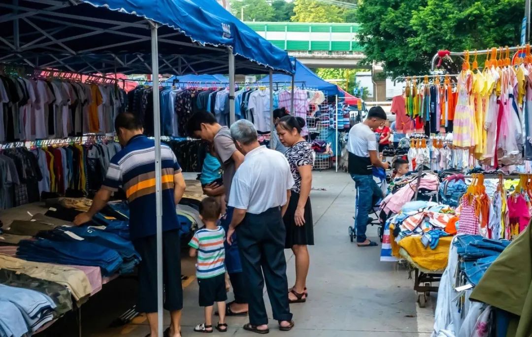 路边摊的衣服一件多少钱,路边摊10元衣服从哪里来
