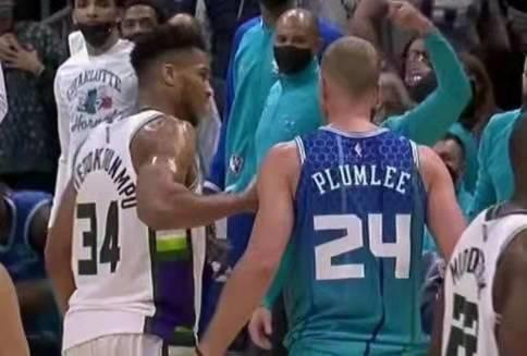 字母恶意肘击再现伤人动作,恶意犯规挥肘提膝伸腿