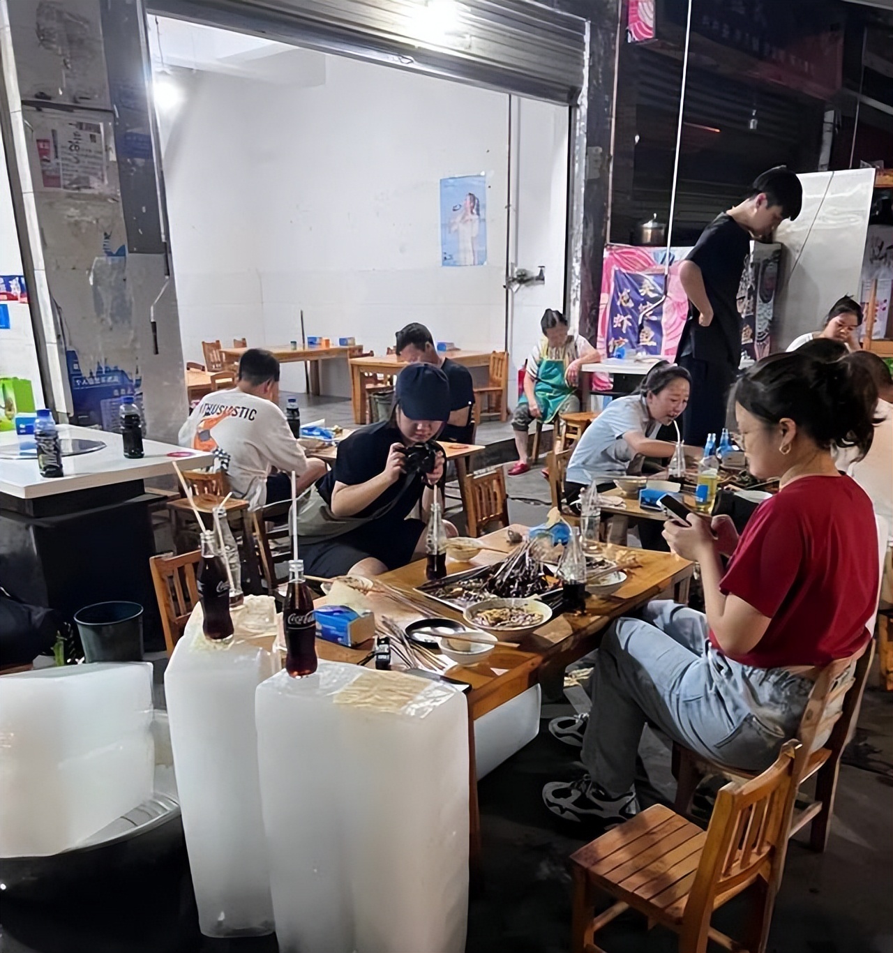 高温抢救10小时,中国大型制冰厂几秒一块冰