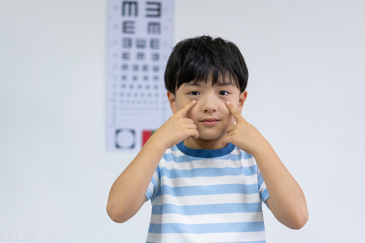 儿童睡前怎么放松眼睛预防近视,睡前几个动作可以预防近视