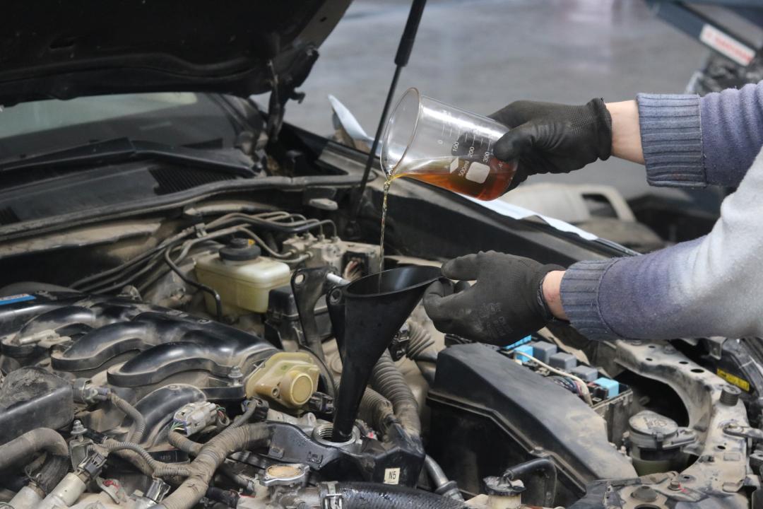 皇冠3.0经典老车翻新复活视频,13代皇冠全车翻新泉州地区