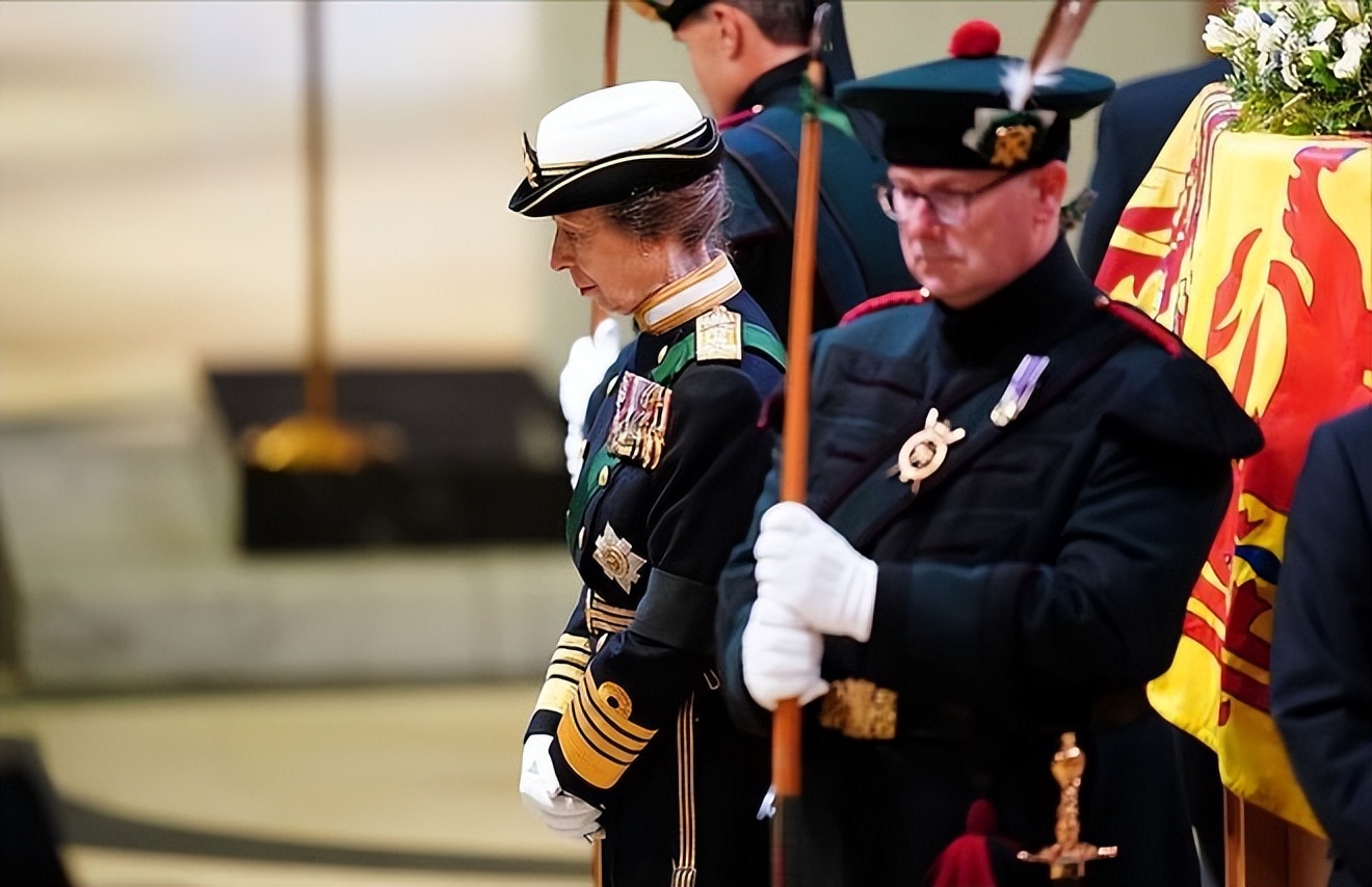 安妮公主向女王行屈膝礼,安妮公主给女王灵柩行屈膝礼