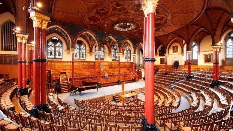 花几十亿骗世界名模,花300亿的华裔富豪