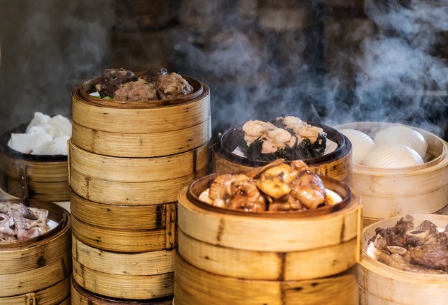 我和表姐在广东被裁员后，花2.8万租个门面卖小吃，年赚58万