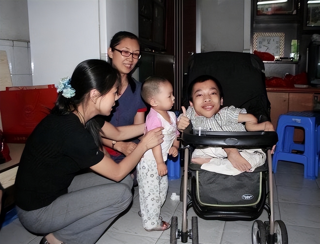 “袖珍总裁”身高90厘米，16岁创业资产高达3亿，娶美女秘书为妻