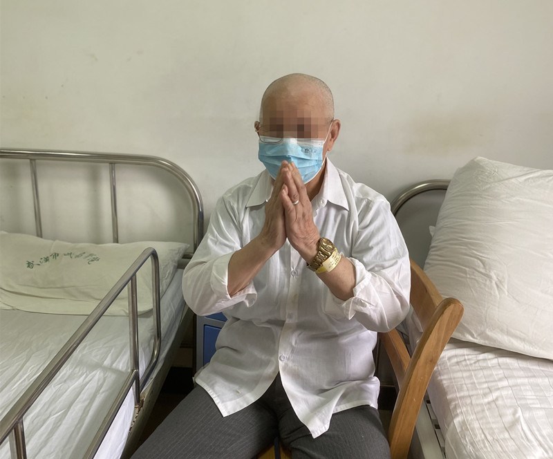 亡妻所赠礼物“坏”了，八旬老人泪奔，护士自学修表“守护”患者爷爷的爱情